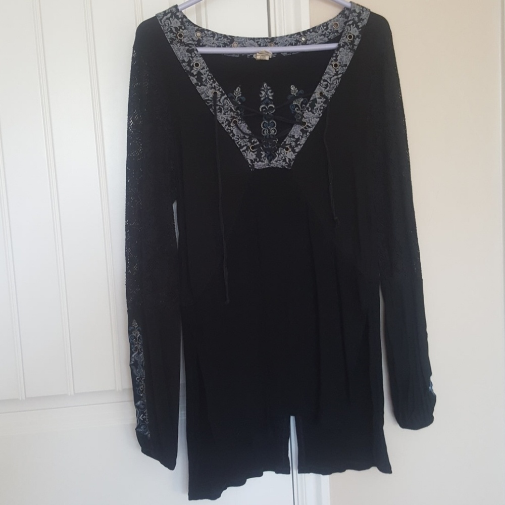 BKE gimmicks embroidered top